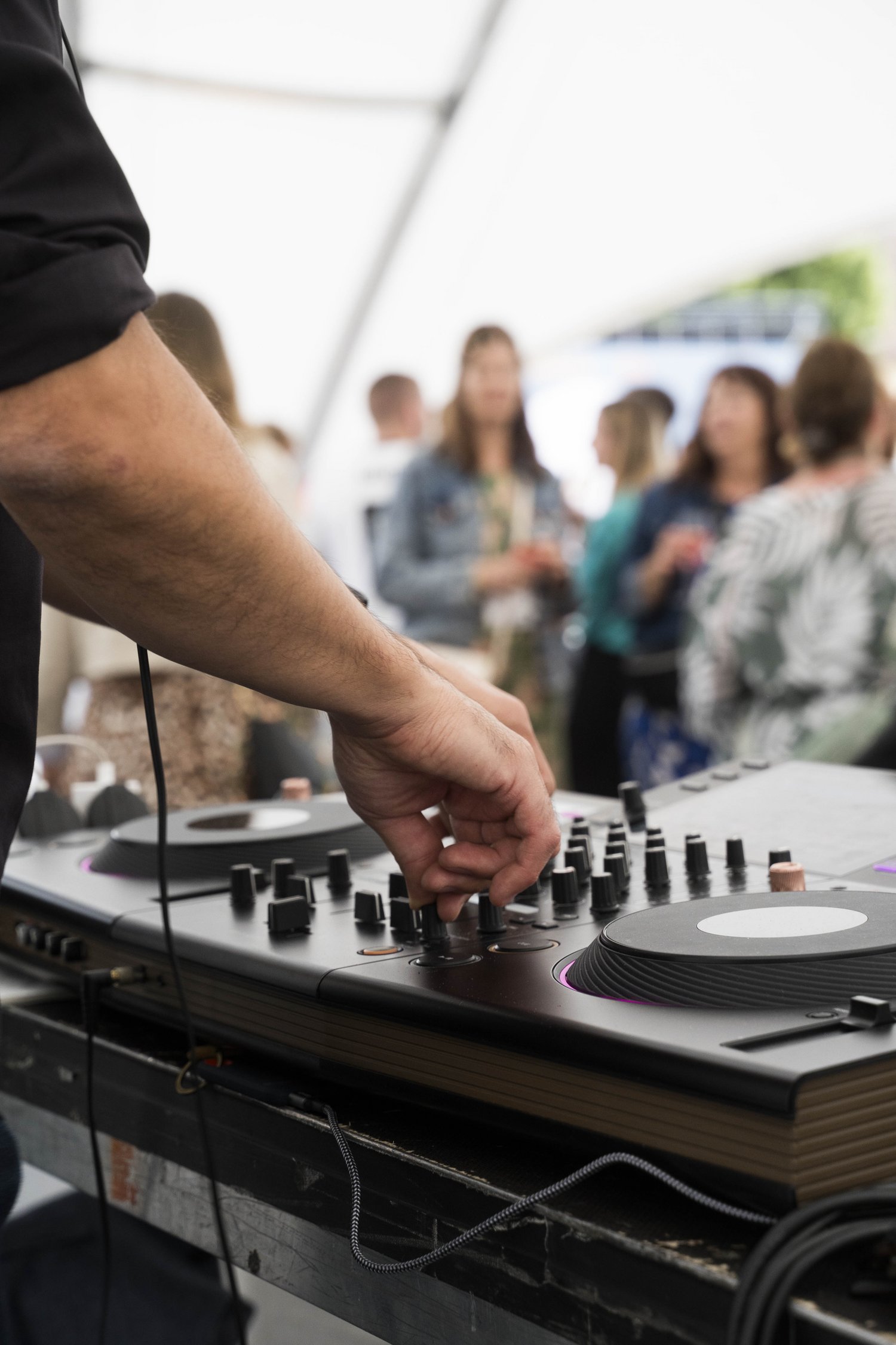 DJ legt live bei einer stilvollen Veranstaltung der Exometa GmbH auf – moderne Eventlocation in Stuttgart für Events mit Atmosphäre und Sound.