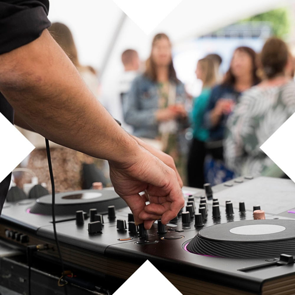 DJ legt live bei einer stilvollen Veranstaltung der Exometa GmbH auf – moderne Eventlocation in Stuttgart für Events mit Atmosphäre und Sound