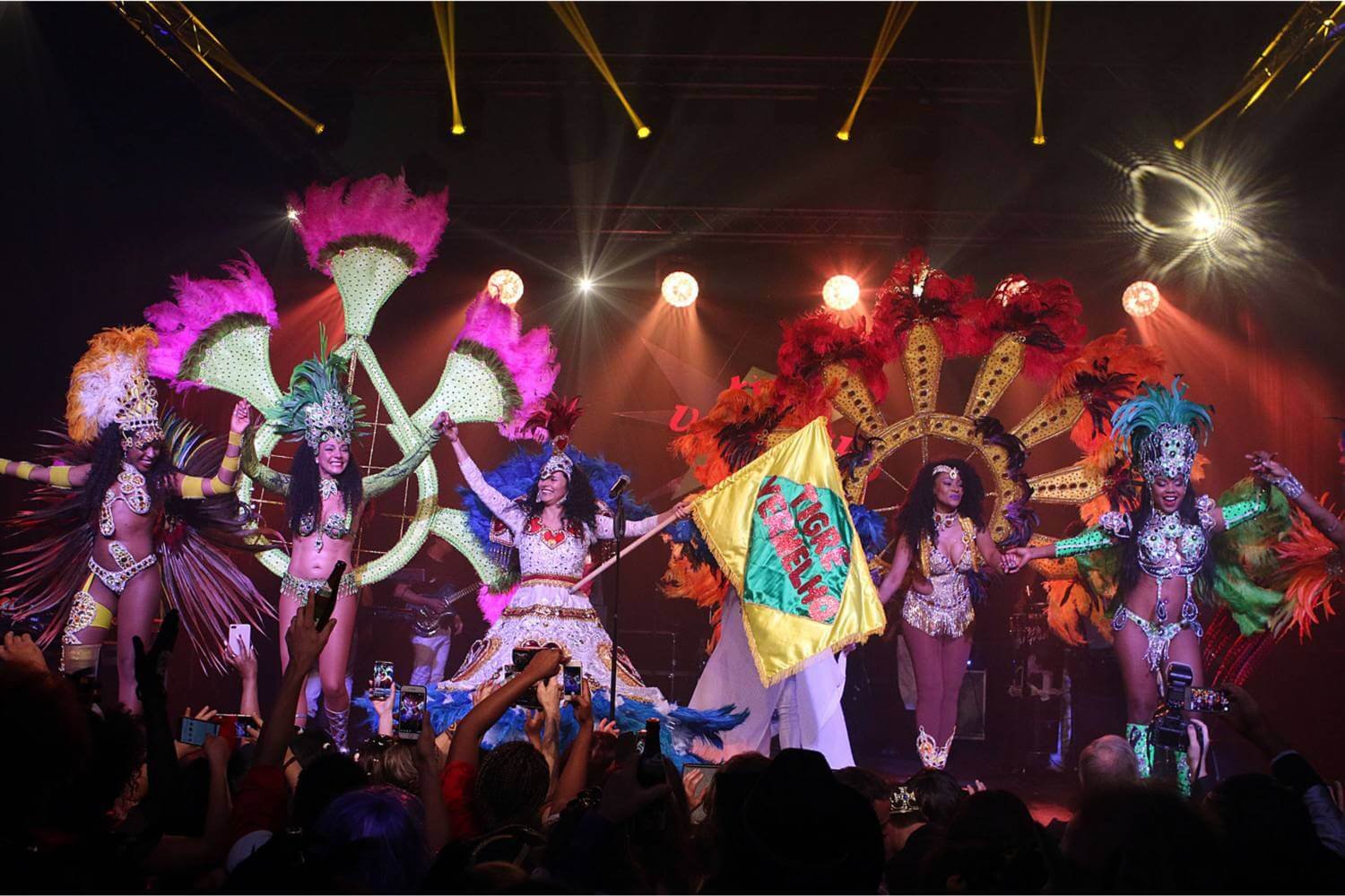 Samba-Tänzerinnen in farbenfrohen Showkostümen auf einer festlich beleuchteten Bühne – spektakuläres Live-Entertainment der Exometa GmbH, Ihrer Eventlocation in Stuttgart.