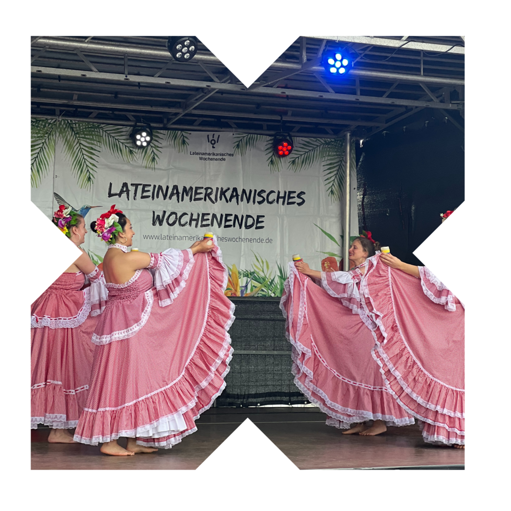 änzerinnen in traditionellen Kleidern führen einen folkloristischen Tanz auf der Bühne des Lateinamerikanischen Wochenendes auf in der Eventlocation Phoenixhalle im Römerkastell.