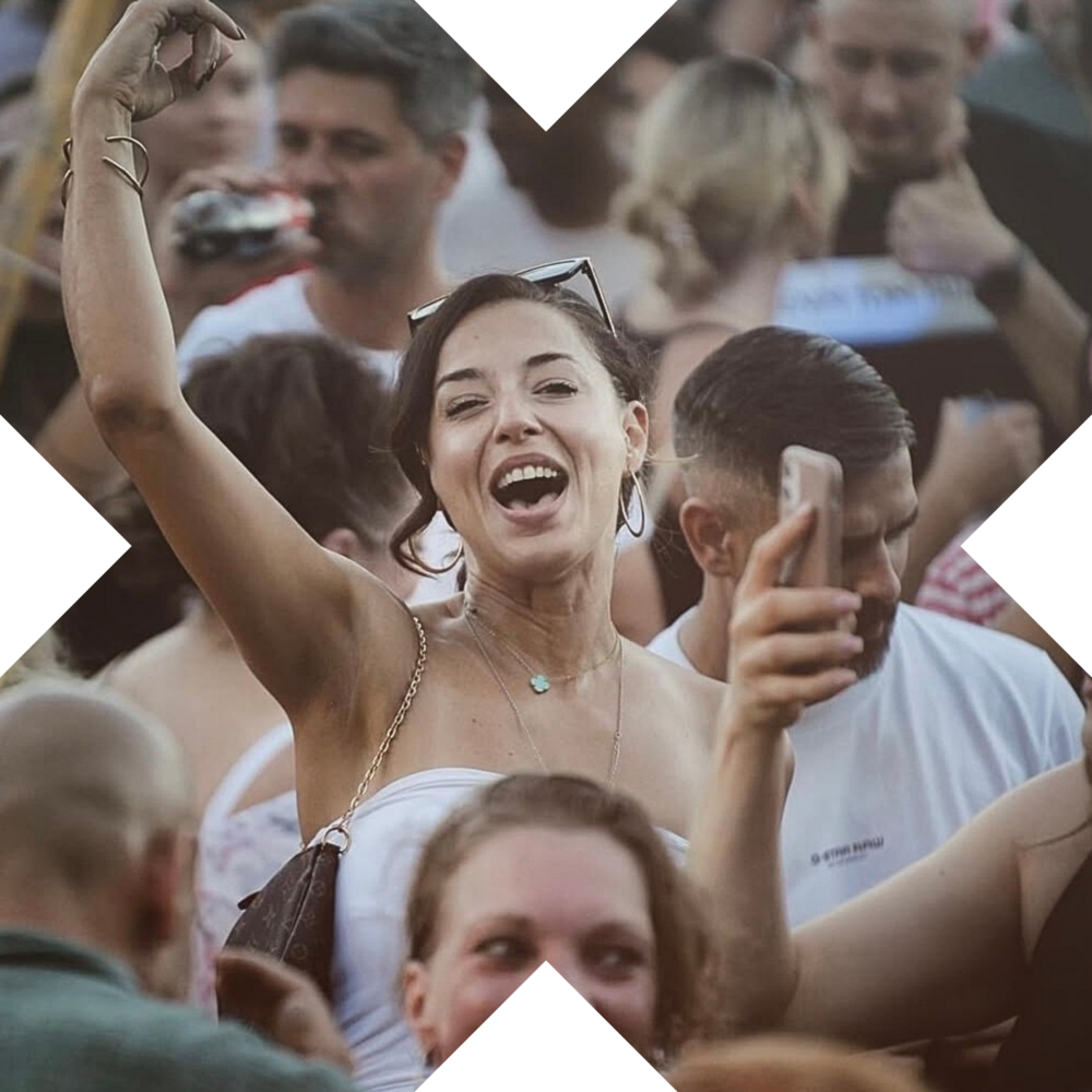 Sommerliche Open-Air-Party im Außenbereich der Phoenixhalle Stuttgart – ausgelassene Stimmung bei Musik und Sonne unter freiem Himmel.