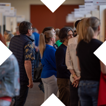 Begeisterte Besucher der Kunstmesse in Stuttgart in der Phoenixhalle bestaunen die hervorragende Kunst